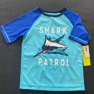 OLD NAVY 5T BOYS RASHGUARD.
